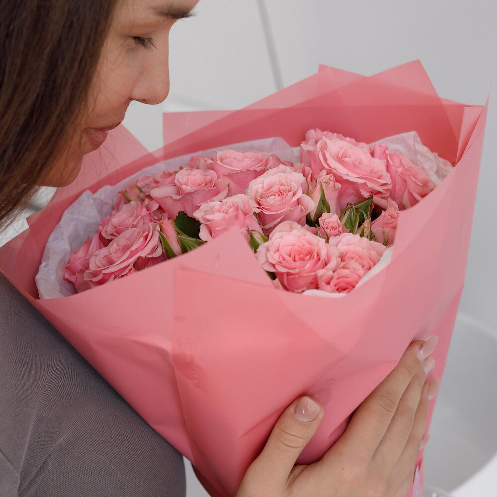 Букет из 9 розовых кустовых роз – нежность в каждом лепестке Белоусово Калужская область